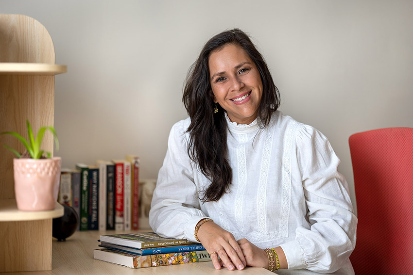 Nathalyn - portrait sitting at the desk Nathalyn - portrait sitting at the desk